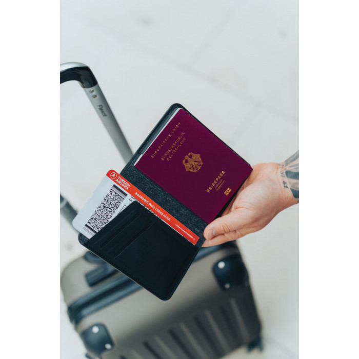 Обложка для паспорта Travelfinder с технологией Find My