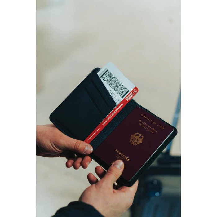 Обложка для паспорта Travelfinder с технологией Find My