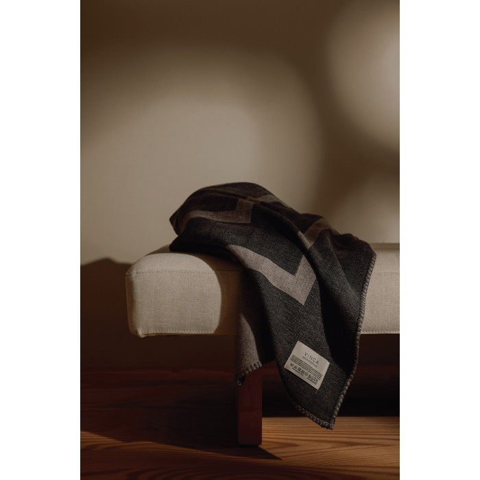 Плед VINGA Monogram из переработанного полиэстера GRS, 170x130 см