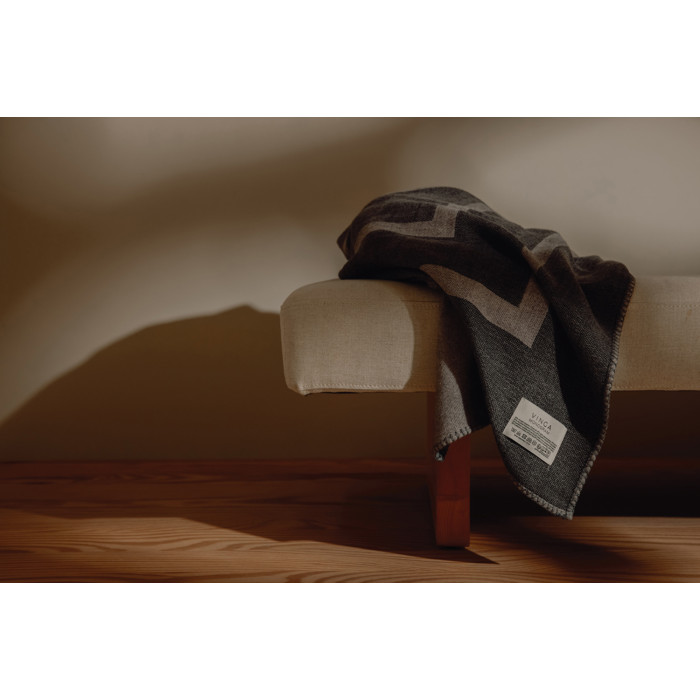 Плед VINGA Monogram из переработанного полиэстера GRS, 170x130 см